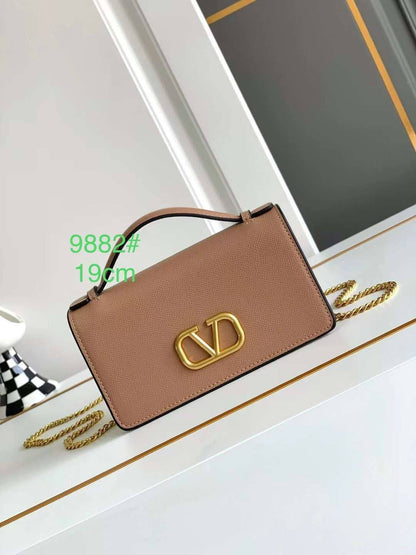Valentino 

19 cm. 260 dhs🇦🇪🇦🇪

20 cm 270 dhs🇦🇪🇦🇪

Zain153
♥️♥️♥️