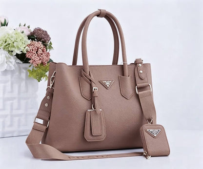 PRADA 
GOOD QUALITY
120 dhs💓

Zain295
♥️♥️♥️