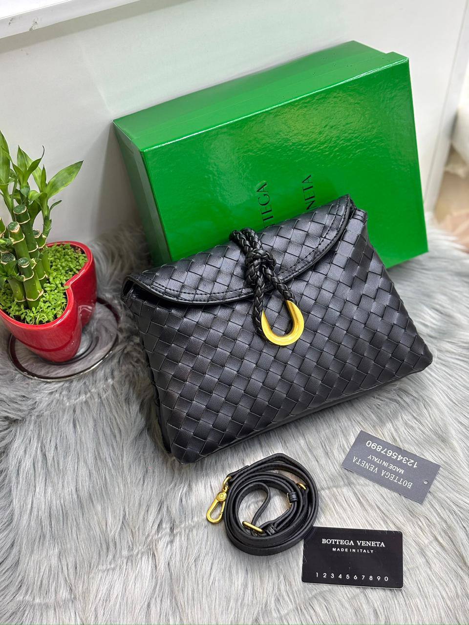 BOTTEGA
SIZE  ………26 CM 🥰
90 dhs❤️

with Box🌷
🎁🎁🎁

Zain244
♥️♥️♥️