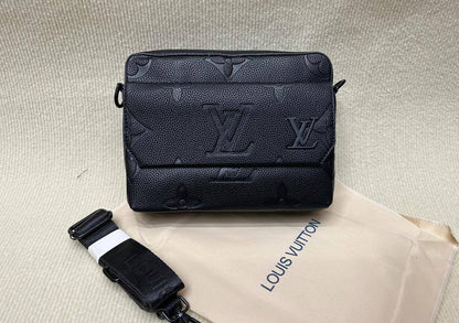 LV
85 dhs✅
size 23✘18✘6 cm

Zain42
♥️♥️♥️