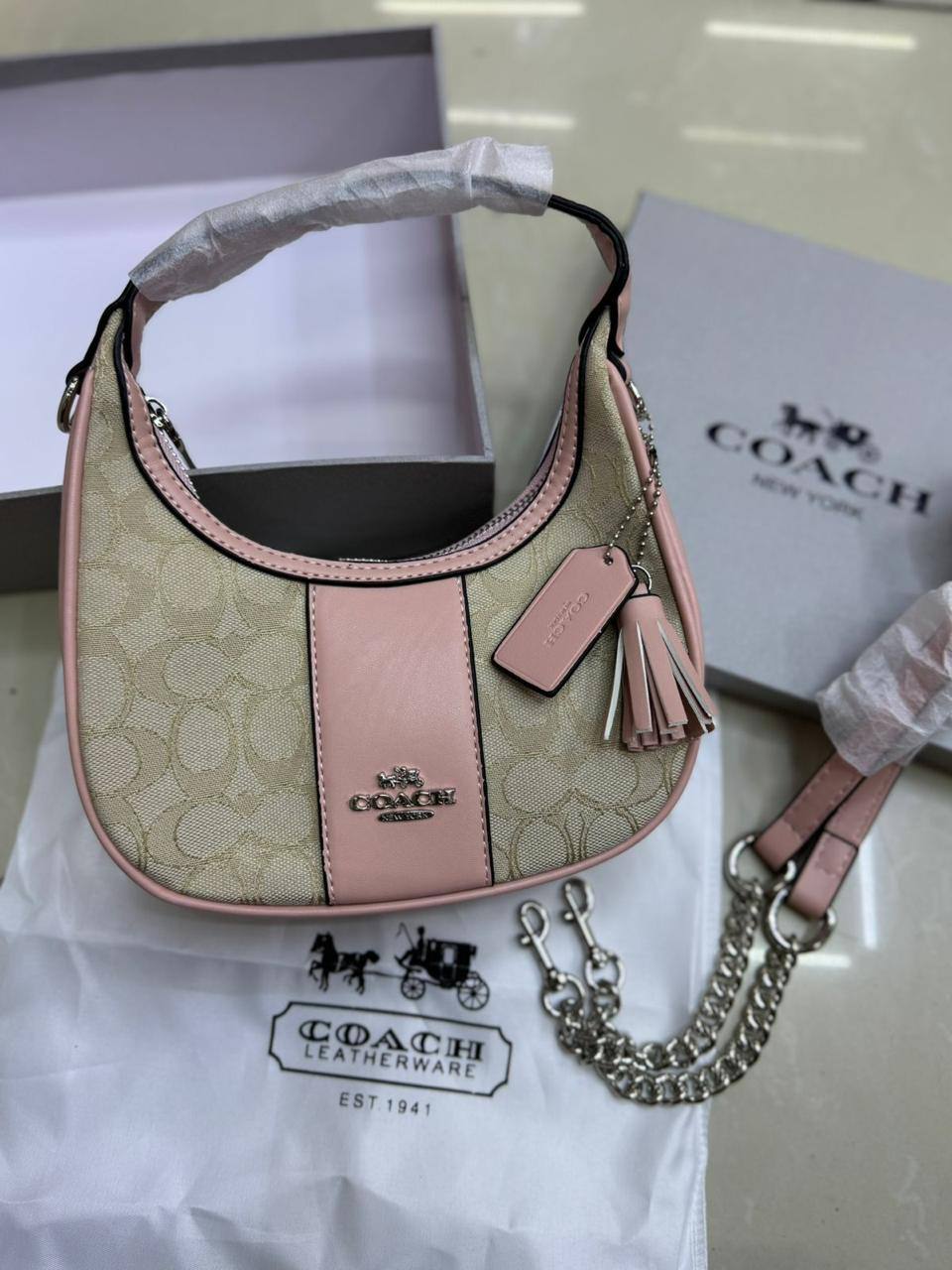 💗 Coach Carmen
1️⃣ First quality＋🎁
Size : 21 * 12 cm

85 dhs🪙🌨️

with box🎁

Zain115
♥️♥️♥️