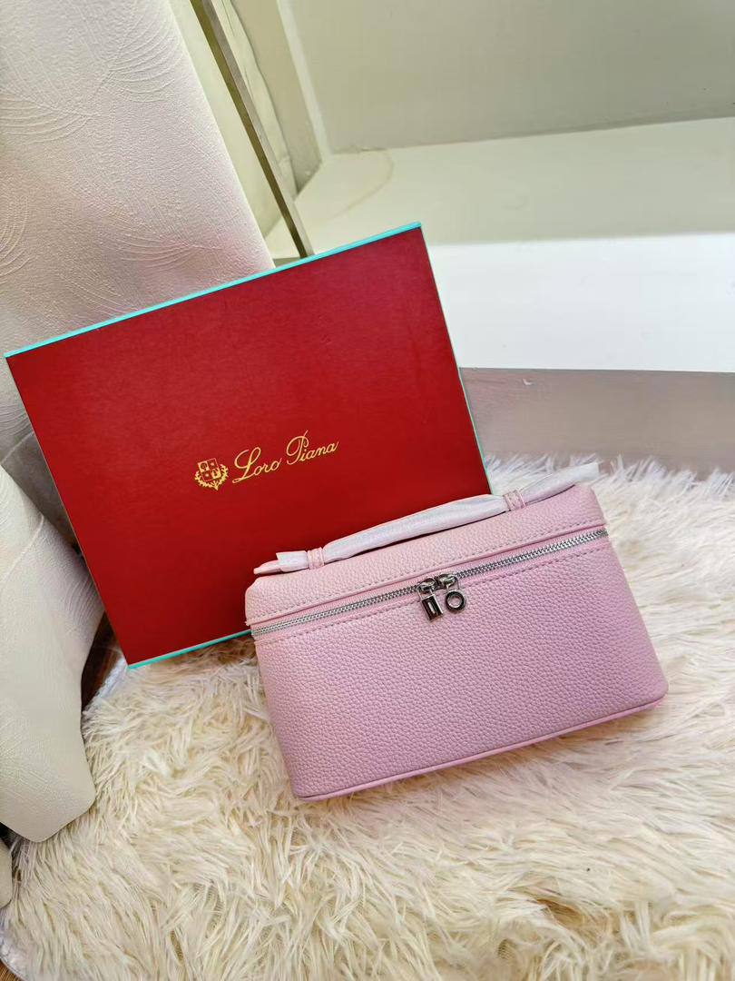 Loro Piana 

80 dhs🪙

with box
🎁🎁🎁

size 19×7×12cm

Zain213
♥️♥️♥️