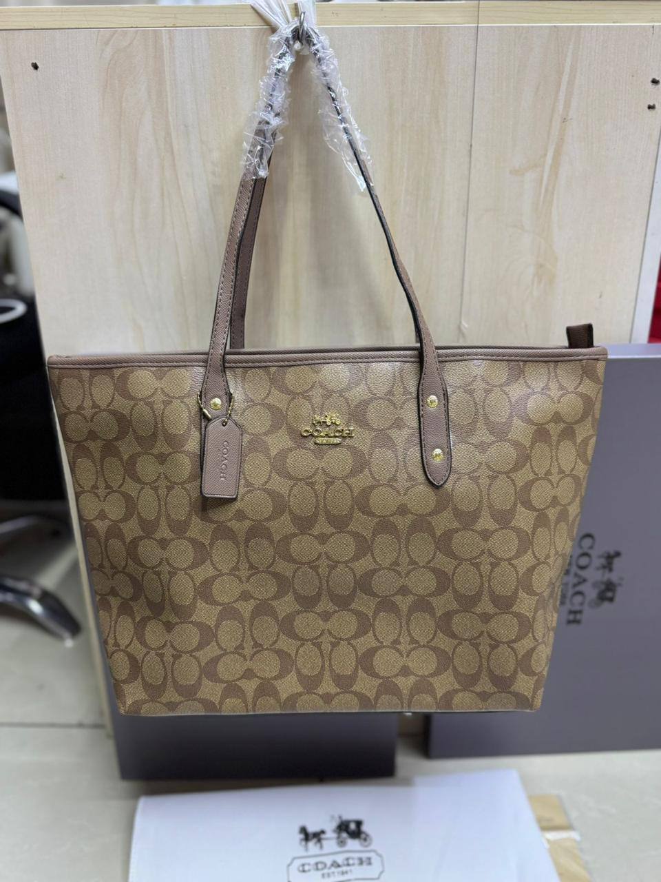 💗 Coach Tote
1️⃣ First quality +🎁
Size : 33 * 27 cm
80 dhs✅
with box 🎁

Zain115
♥️♥️♥️
