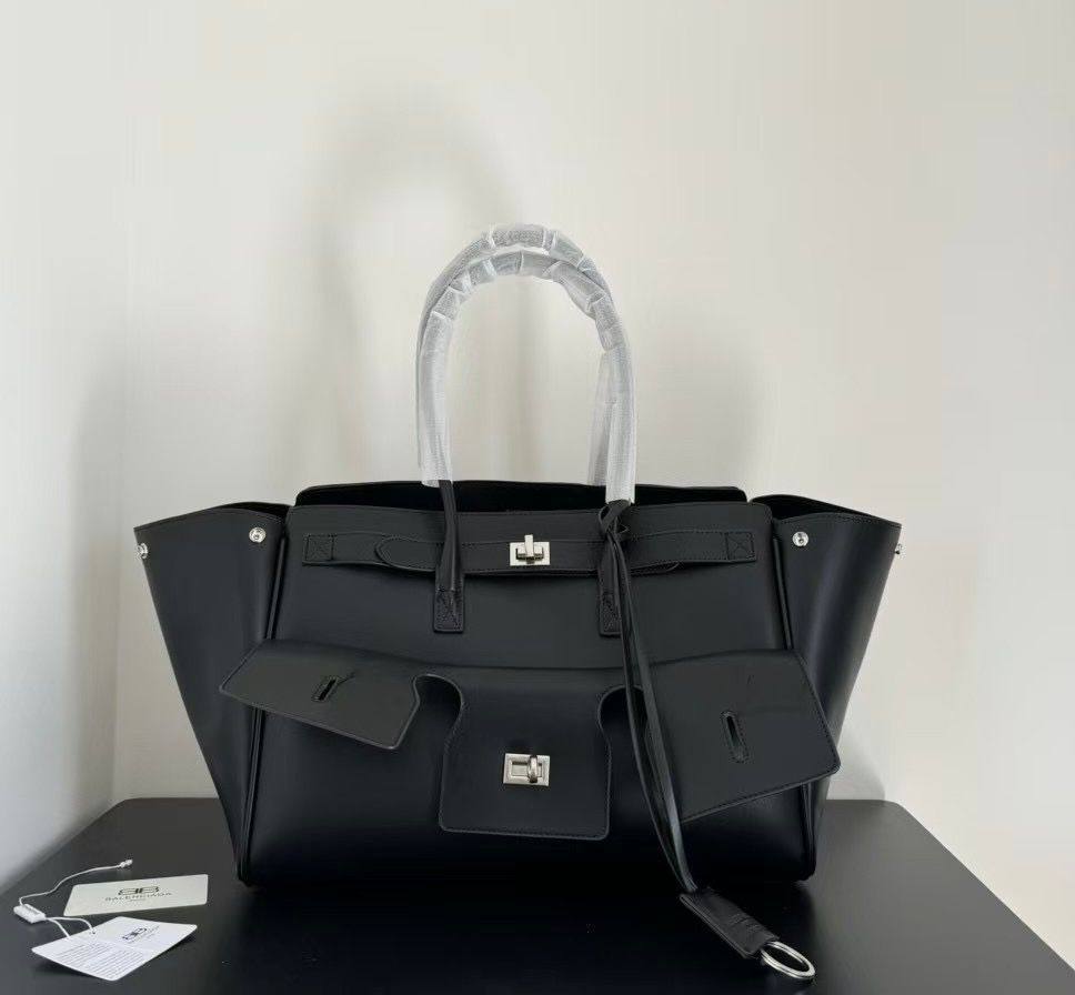BALENCIAGA
 COPY ONE 
250 dhs🇦🇪

Zain39
♥️♥️♥️