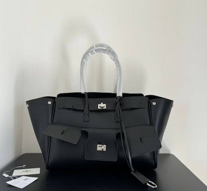 BALENCIAGA
 COPY ONE 
250 dhs🇦🇪

Zain39
♥️♥️♥️