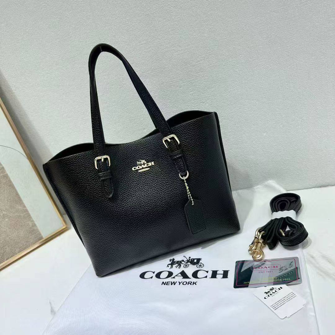COACH

best quality 
with box
115 dhs🇦🇪🇦🇪

size25CM

Zain290
♥️♥️♥️