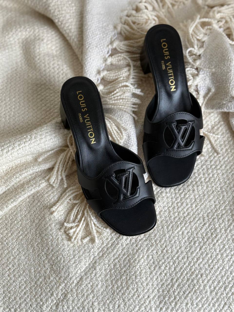 LV
AAA Quality
Size 36 to 41
450 dhs✅

Zain288
♥️♥️♥️