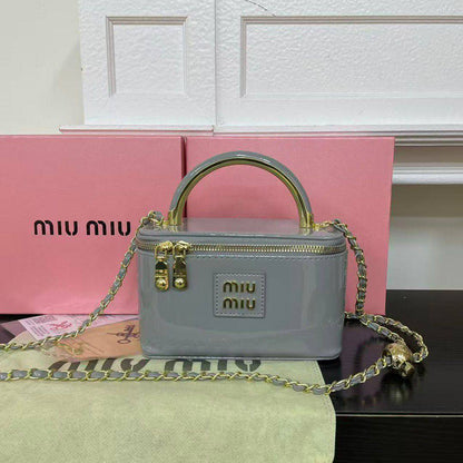 Miu Miu

good Quality bag 

With box 
🎁🎁🎁

80 dhs✅

Zain104
Zain117
♥️♥️♥️