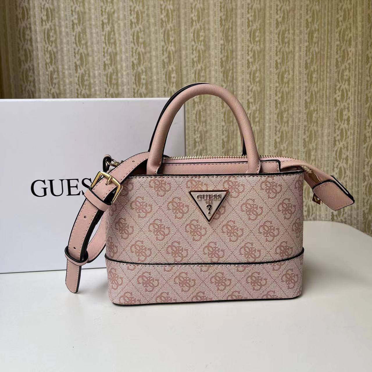 Guess Handbag
Size : 21 * 14 * 7 cm
90 dhs🪙🌺

with box🎁

Zain115
♥️♥️♥️