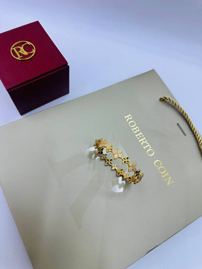 ROBERTO COIN ❤️‍🔥*
Bangle 💥
Master quality ✨
With normal boxes 📦 
85 dhs✅
With master box 🗃️ 
140 dhs✅

Zain216
♥️♥️♥️