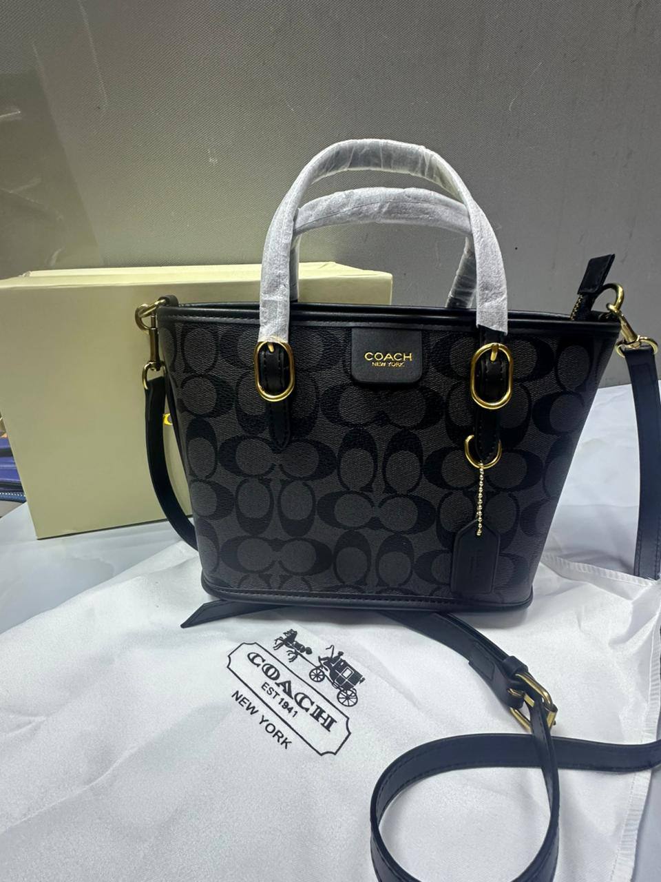 Coach

With box  
🎁🎁🎁

High quality 
95 dhs🪙🌨️

Zain50
♥️♥️♥️