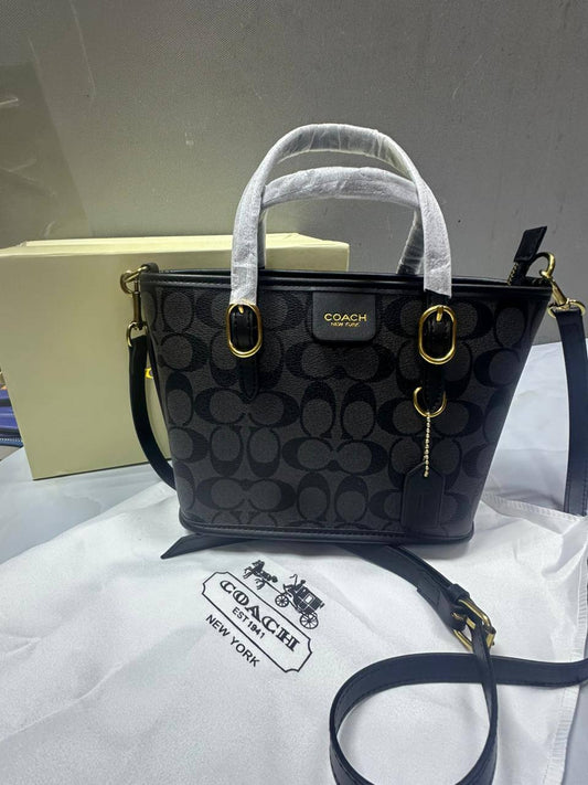 Coach

With box  
🎁🎁🎁

High quality 
95 dhs🪙🌨️

Zain50
♥️♥️♥️