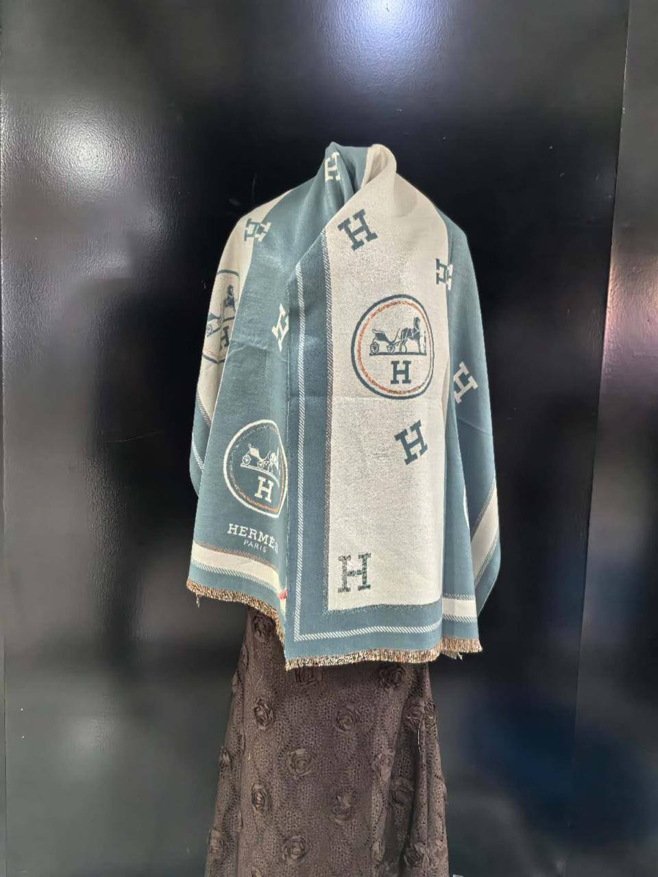 Scarf 

Good quality 

50 dhs🇦🇪🇦🇪

Zain17
♥️♥️♥️