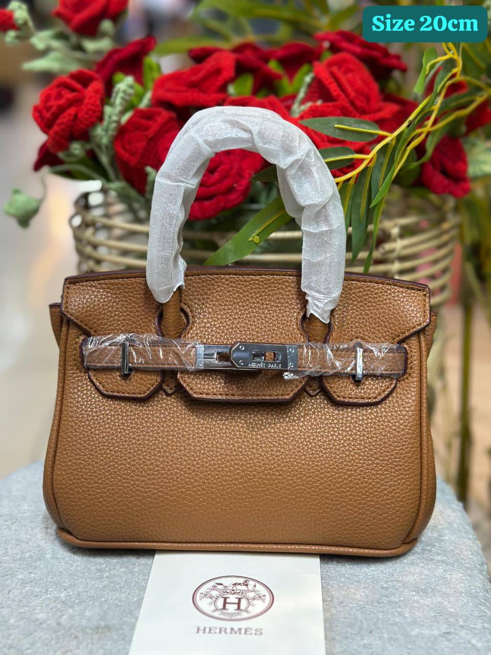 Hermes
Good quality 
with box 
🎁🎁🎁

100 dhs✅

Zain186
♥️♥️♥️