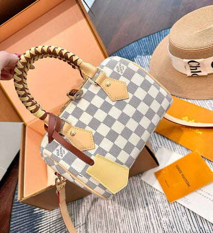 LV
 SPEEDY NEW DESIGN MASTER QUALITY 
WITH BOX 
240 dhs✅
20CM

Zain295
♥️♥️♥️