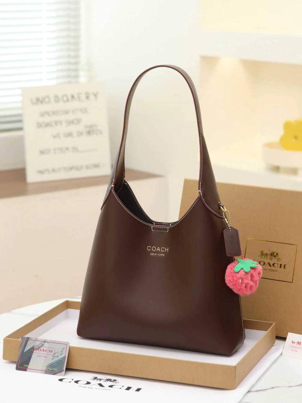 COACH

best quality 
with box
110 dhs🇦🇪🇦🇪🇦🇪

size28CM

Zain290
♥️♥️♥️