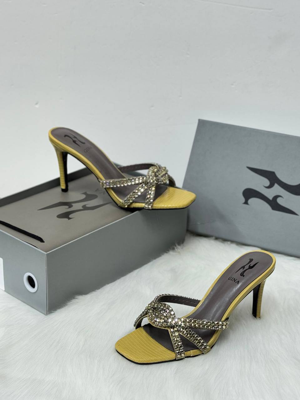 GINA 
size 36 to 41
100 dhs🇦🇪

Zain21
♥️♥️♥️