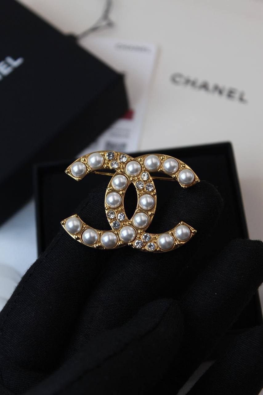 *CHANEL*  🤍

🆕🎉🥳🎊🆕
* BROOCH, Clip , Pin
* Gold-Finish Metal with Stones

* ⁠↗️ *Super Master Quality ®️*
For Price 👇 WTSP Text Zain 0568585901

Zain106
♥️♥️♥️