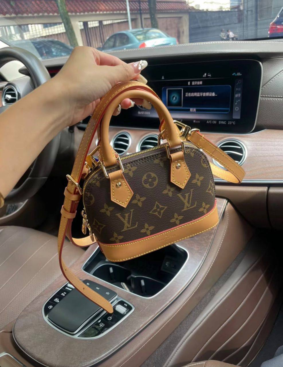 LV
100 dhs💓
SIZE：25cm
High-quality in box🎁

Zain35
♥️♥️♥️