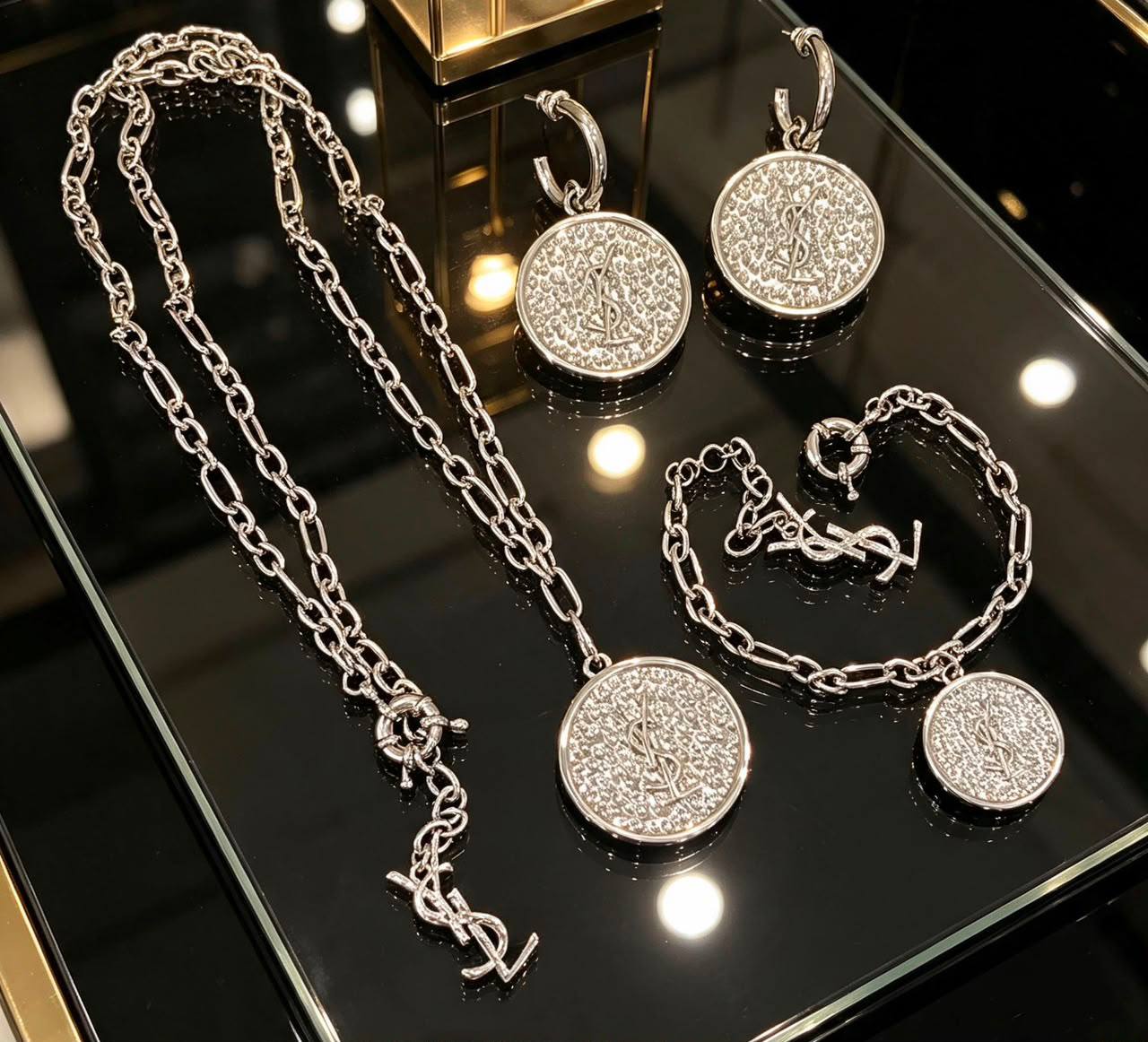YSL 
Necklace 🦋
Earring✨
Bracelet 💥
Master quality 💯
With normal boxes 📦 
140 dhs🇦🇪🇦🇪

Zain216
♥️♥️♥️