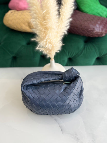 BOTTEGA
Size- 23Cm
Available original box 📦 
With full packing 🎀🎀
Super high quality 💥💥

For Price 👇 WhatsApp✅
0568585901 
0507557372
0552275751 Owner Zain 👌

Zain283
♥️♥️♥️