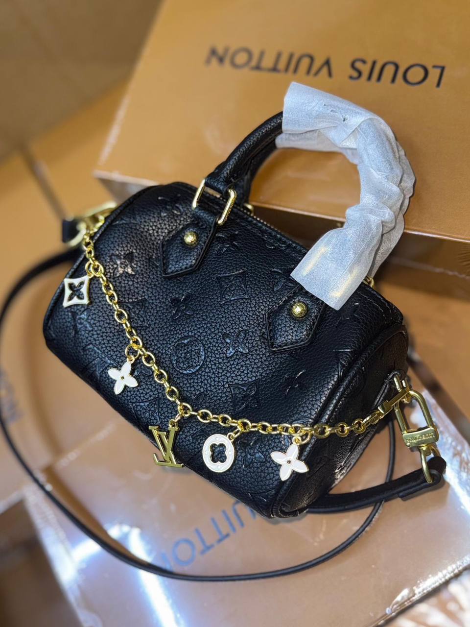 LV
100 dhs💓

with box. 
🎁🎁🎁

Size.  16cm.

Zain175
♥️♥️♥️