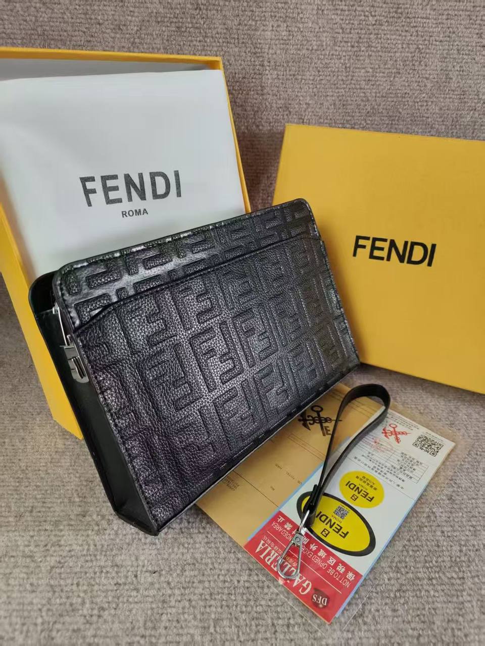 Pouch
With box 
🎁🎁🎁

90 dhs✅

Zain190
♥️♥️♥️