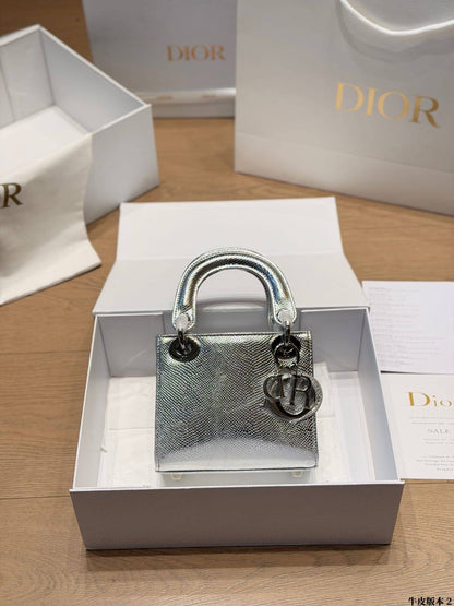 Dior

17cm

290 dhs🇦🇪🇦🇪

Zain10
♥️♥️♥️