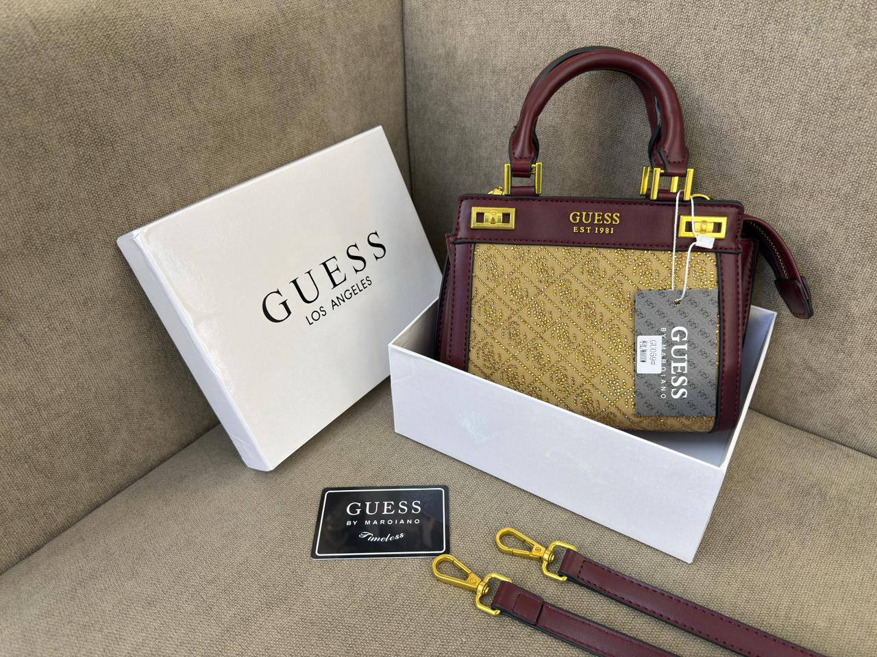 Guess
105 dhs👑

with box🎁🎁🎁

size 20×8×16cm

Zain213
Zain42
♥️♥️♥️