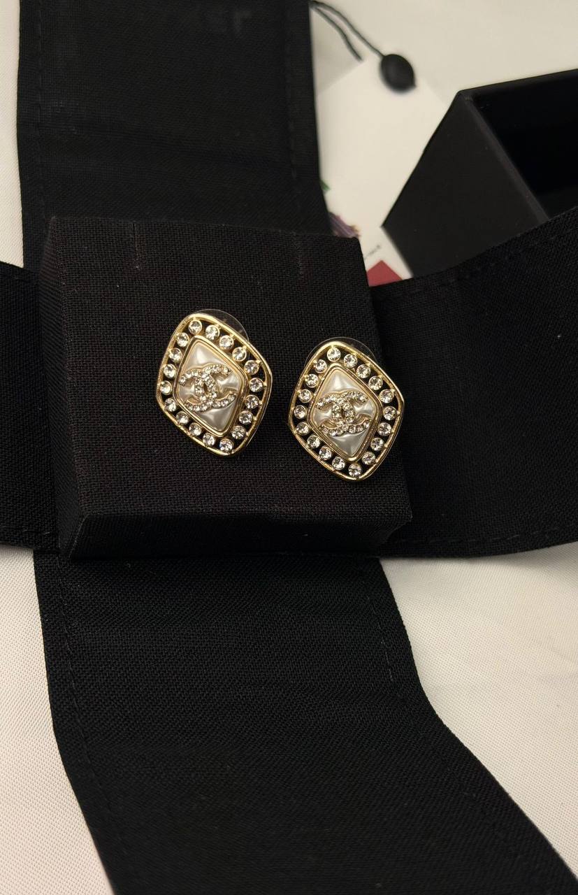 CHANEL* 🤍
↗️ *Super Master Quality ®️*
* *New Collection*
* ⁠EARINGS
*95 dhs❤️* with *Orignal* Packing 🎁
*85 dhs❤️* with *Normal* Box & Bag

Zain209
♥️♥️♥️