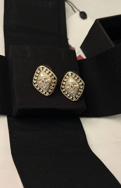 CHANEL* 🤍
↗️ *Super Master Quality ®️*
* *New Collection*
* ⁠EARINGS
*95 dhs❤️* with *Orignal* Packing 🎁
*85 dhs❤️* with *Normal* Box & Bag

Zain209
♥️♥️♥️