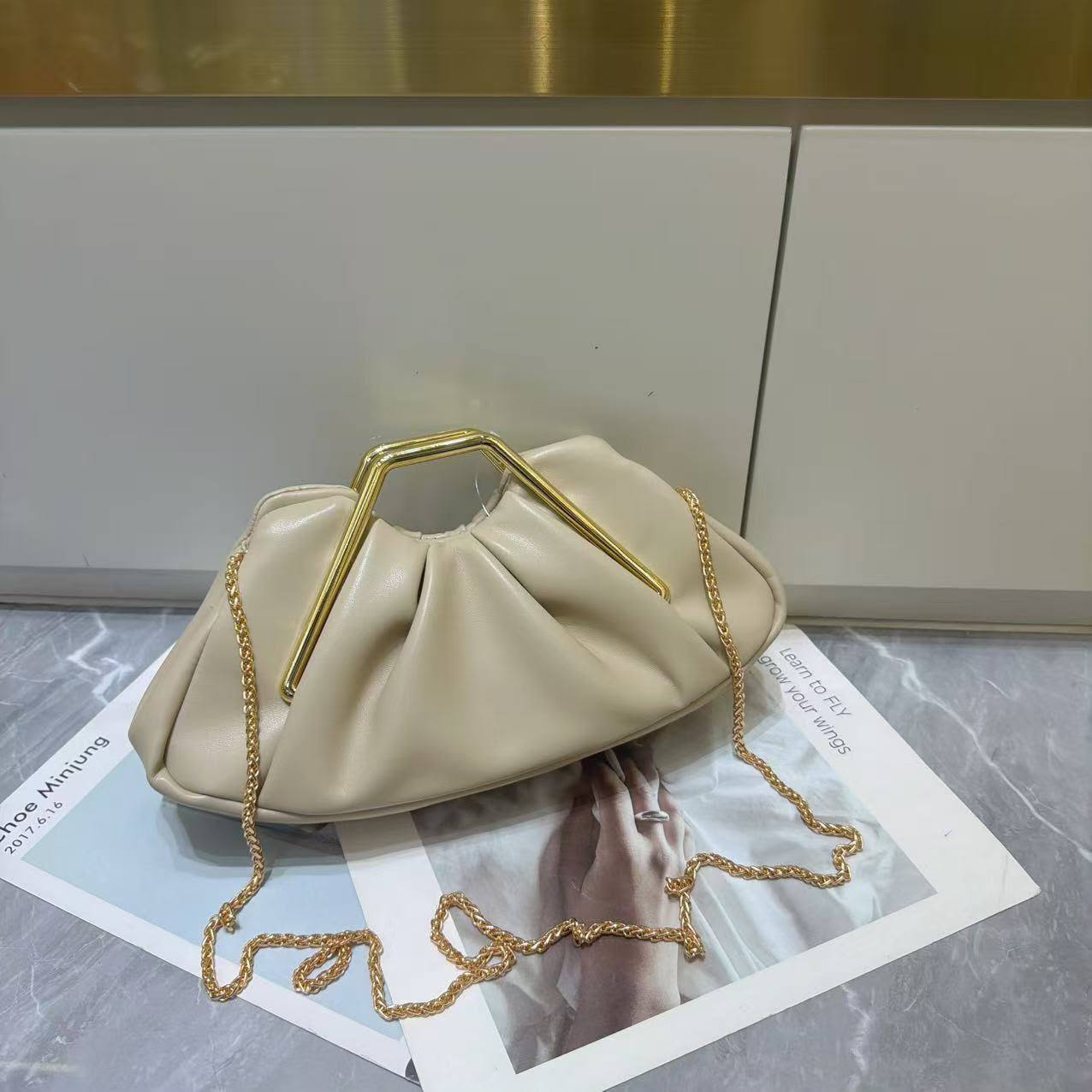 JW PEI
 Clutch Bag 
90 dhs💓
Size 34 cm 💃💃💃💃

Zain161
♥️♥️♥️