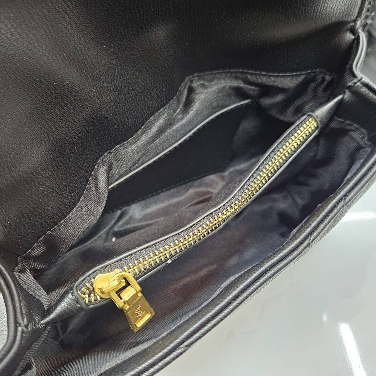 YSL  - ʏᴠᴇs sᴀɪɴᴛ ʟᴀᴜʀᴀɴᴛ
ᴄᴏʟʟᴇɢᴇ  ᴍᴇᴅɪᴜᴍ ʙᴀɢ ǫᴜɪʟᴛᴇᴅ ʟᴇᴀᴛʜᴇʀ
ɢᴏʟᴅ ʟᴀᴄᴇ ʜᴀʀᴅᴡᴀʀᴇ
sɪᴢᴇ : 23 x 7 x 14 cm
ᴡɪᴛʜ BOX
🎁🎁🎁

90 dhs✅

Zain31
♥️♥️♥️