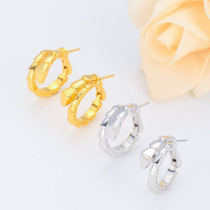BVLGARI SET❤️‍🔥*
Necklace ✨
Earring 🐦‍🔥
Bangle 💥
Ring 💍 available size 👇
6,7,8,9
Master quality 💯
With normal boxes 🗃️ 
320 dhs✅
With master box 📦 
370 dhs✅

Zain216
♥️♥️♥️