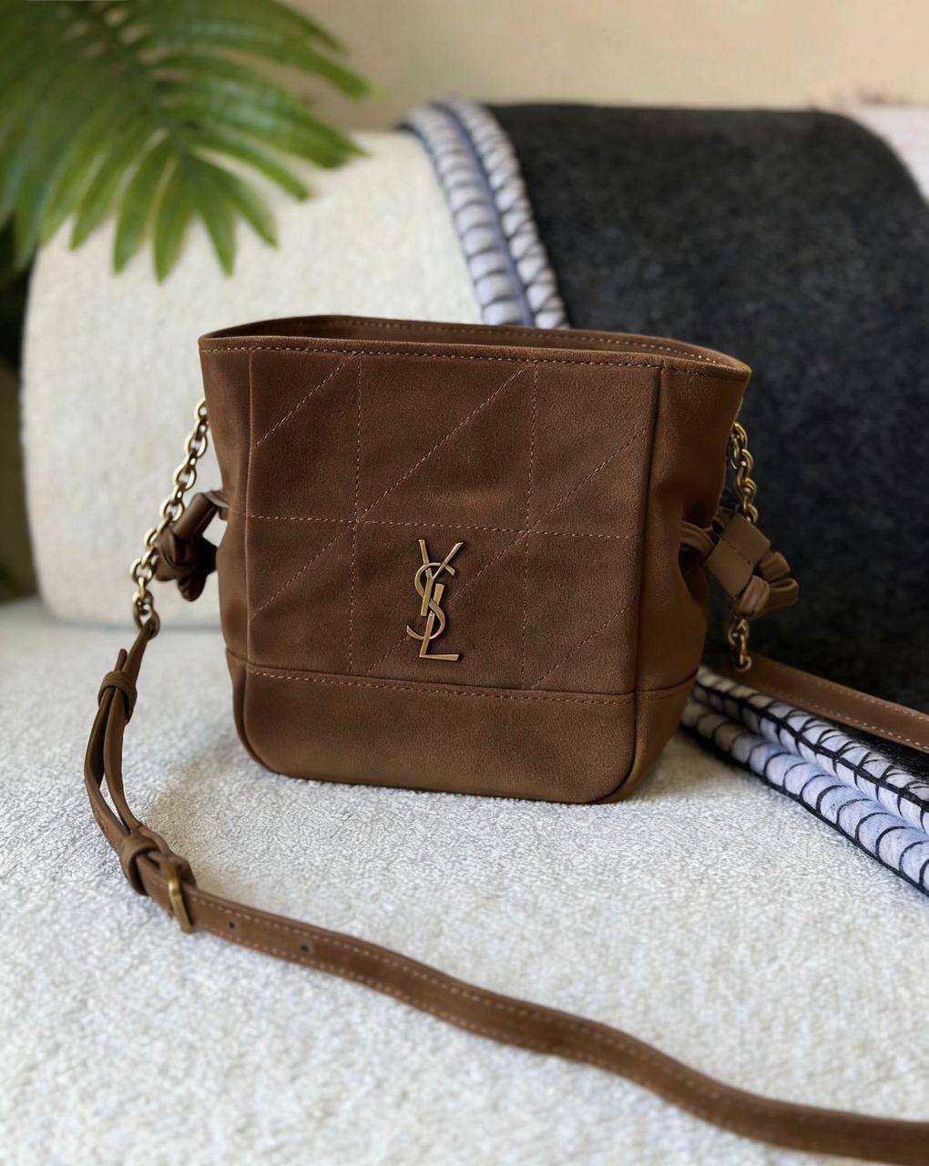 YSL
110 dhs🗽
SIZE：26×18×12.5cm
Good quality 

with box
🎁🎁🎁

Zain35
♥️♥️♥️