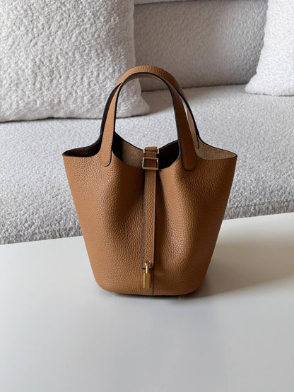 Hermes
picotin 18cm💥Master quality ✅

with box📦

340 dhs✅

Zain52
♥️♥️♥️