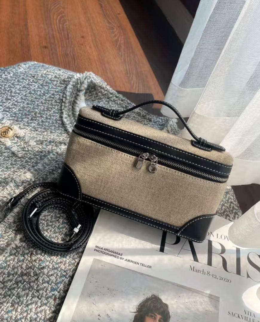 Loro Piana
90 dhs🪙🌨️
SIZE：19cm
Good quality 

with box
🎁🎁🎁

Zain35
♥️♥️♥️