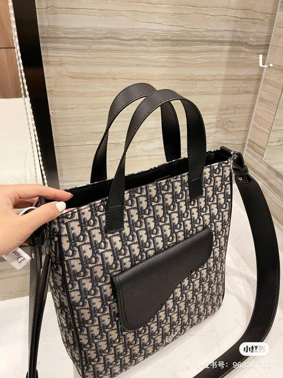 Dior

33*31*12cm
80 dhs🇦🇪🇦🇪

Zain17
♥️♥️♥️
