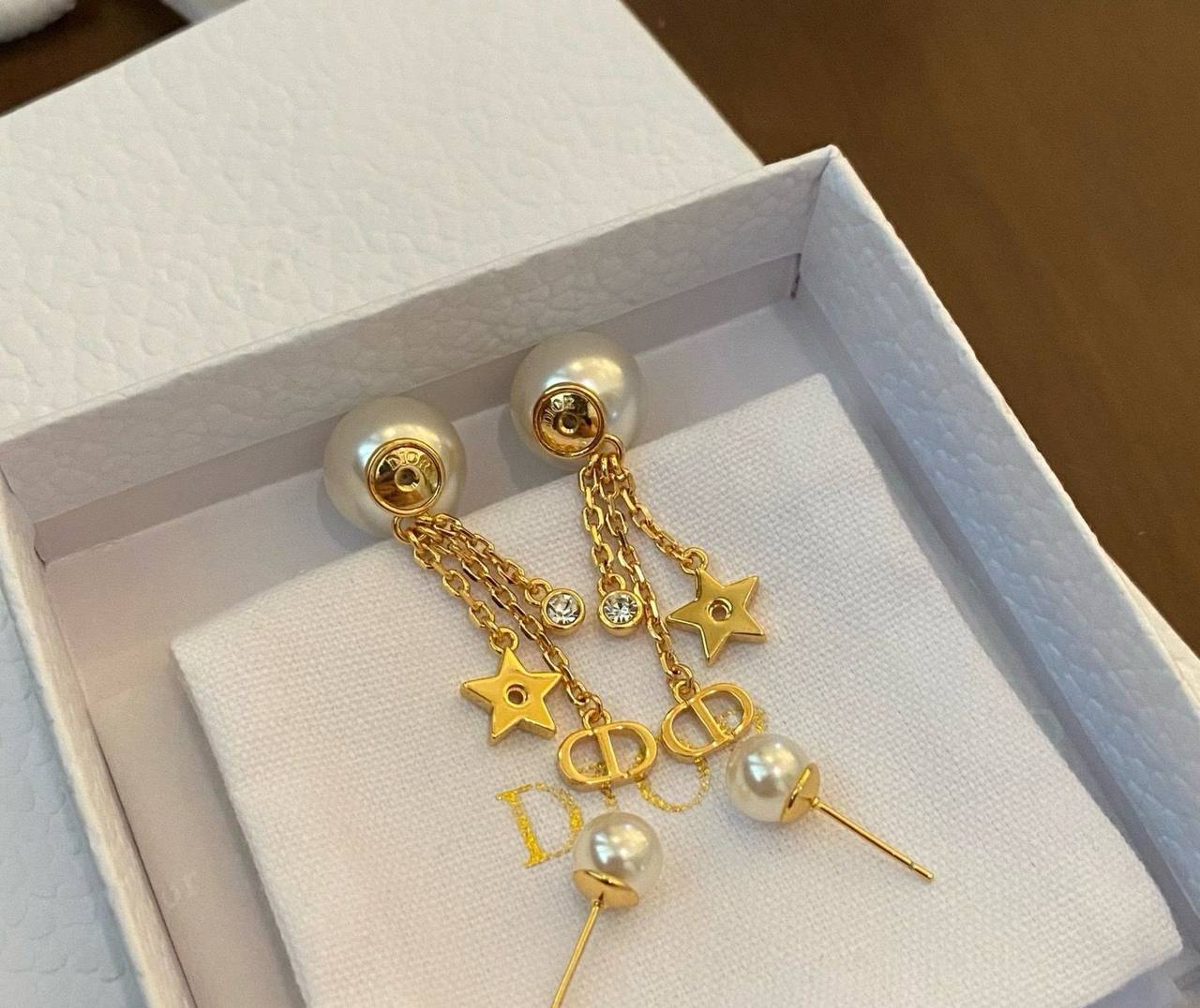 Dior ❤️‍🔥*
Earring ✨
Master quality 💯
With normal boxes 🗃️ 
45 dhs✅
With master box 📦 
60 dhs✅

Zain216
♥️♥️♥️