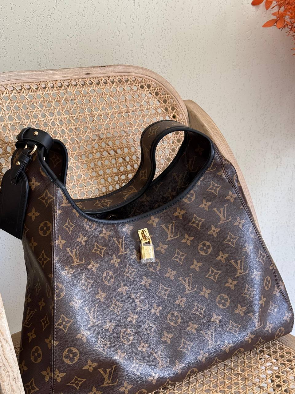 Available Again✨✨✨
LV
25cm
340 dhs🪙💚
39cm
380 dhs🪙💚
Top quality 
With box🎁

Zain167
♥️♥️♥️