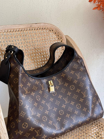 Available Again✨✨✨
LV
25cm
340 dhs🪙💚
39cm
380 dhs🪙💚
Top quality 
With box🎁

Zain167
♥️♥️♥️