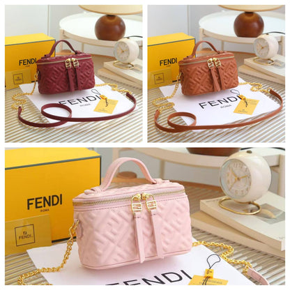 FENDI

Best quality 
with box
80 dhs🇦🇪🇦🇪

size 17CM

Zain290
♥️♥️♥️