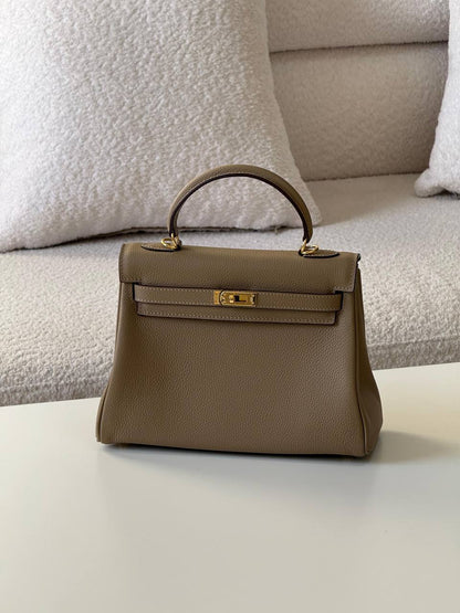 Hermes kelly togo 25cm💕
master quality😍

with box❤️
🎁🎁🎁

400 dhs🪙💕

Zain52
♥️♥️♥️