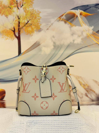 LV

Best quality 
with box
115 dhs🇦🇪🇦🇪

size 21CM

Zain290
♥️♥️♥️