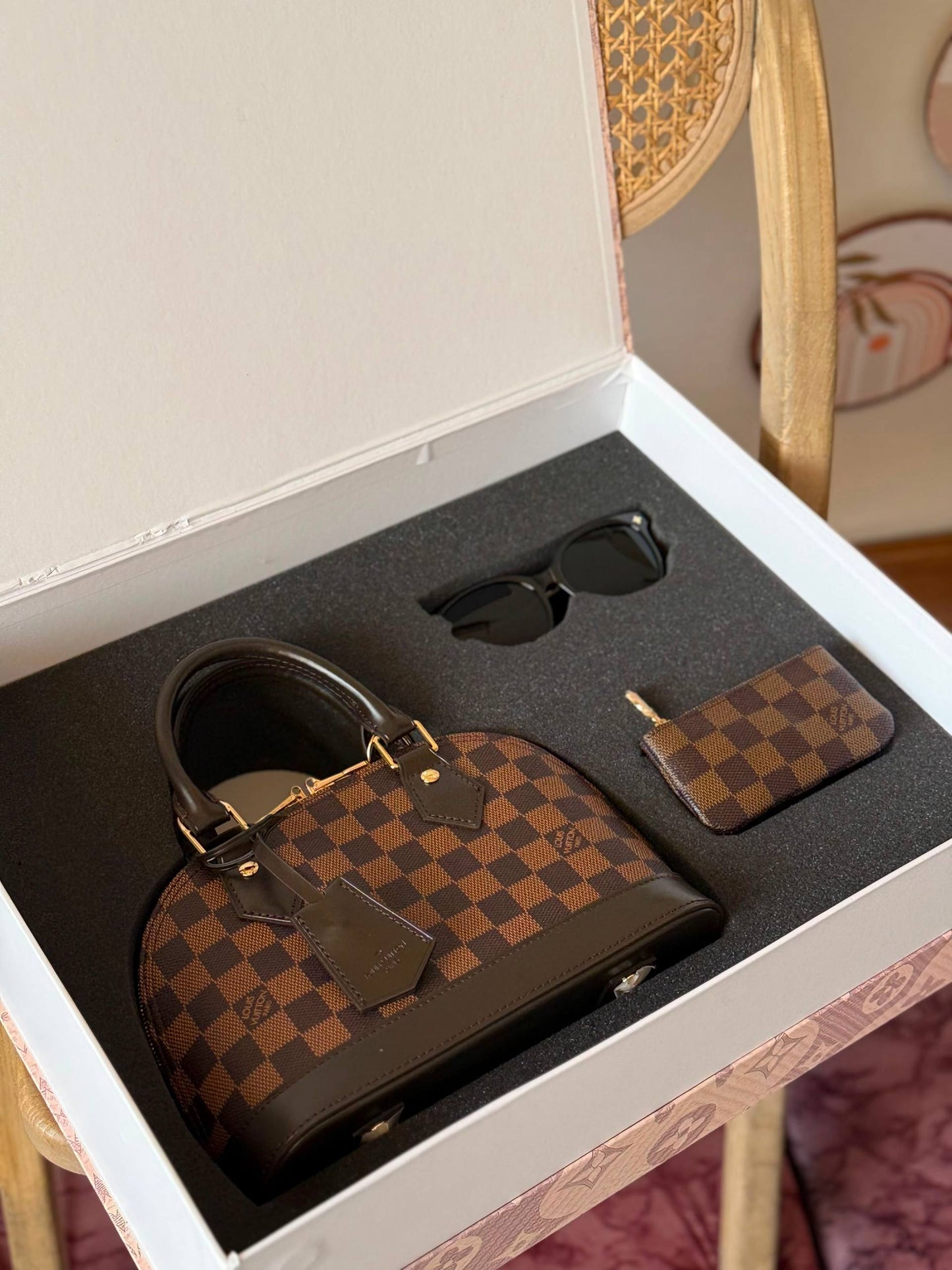 New Collection✨✨✨
LV
25cm
450 dhs✅
*FULL SET(GIFT BOX)*😍😍
*MASTER QUALITY*
With box

Zain167
♥️♥️♥️