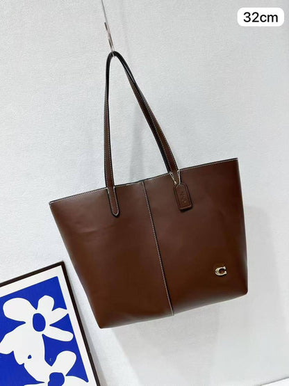 ❤️ Coach North tote
1⃣️ First quality 
Size: 32 * 28.5 * 15 cm
90 dhs❤️

Zain115
♥️♥️♥️