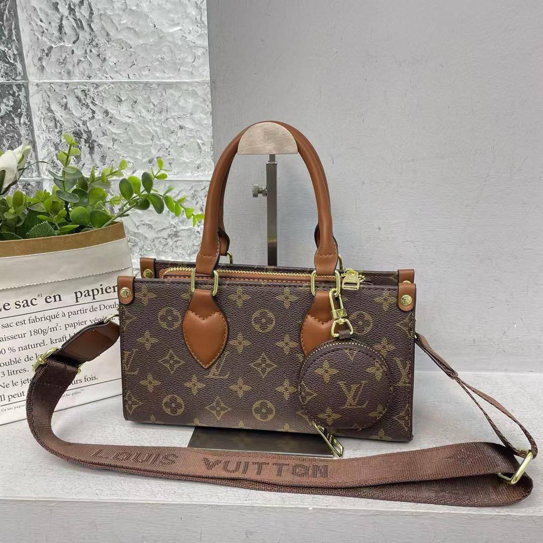 LV
25*14*9cm
75 dhs🪙💕

Zain17
♥️♥️♥️