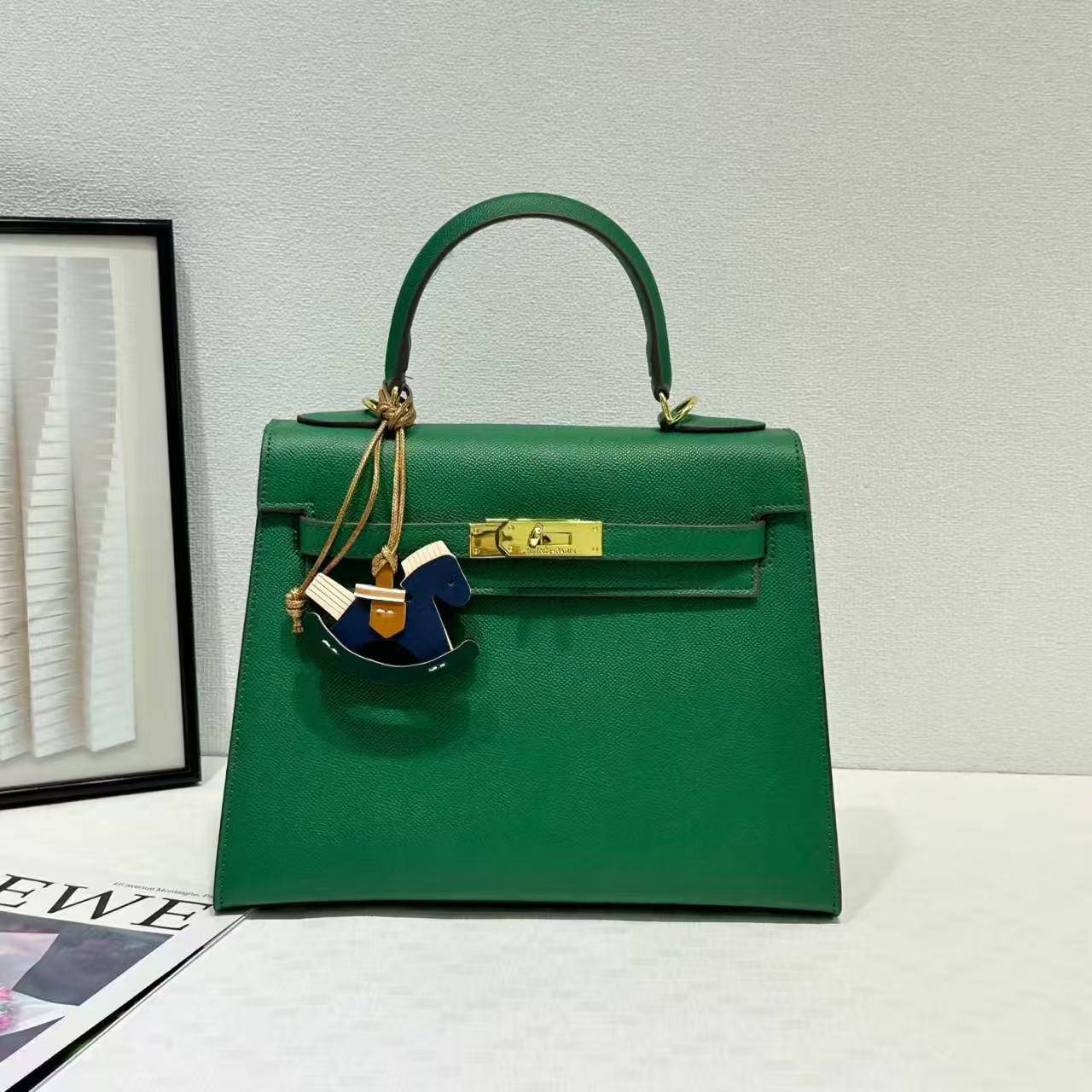 Hermes

with box
🎁🎁🎁

105 dhs💓

Zain143
♥️♥️♥️