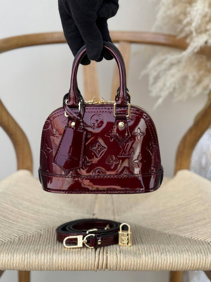 Available again✨✨✨
LV
18cm
330 dhs👑

25cm
350 dhs👑

Top quality 
With box🎁

Zain167
♥️♥️♥️