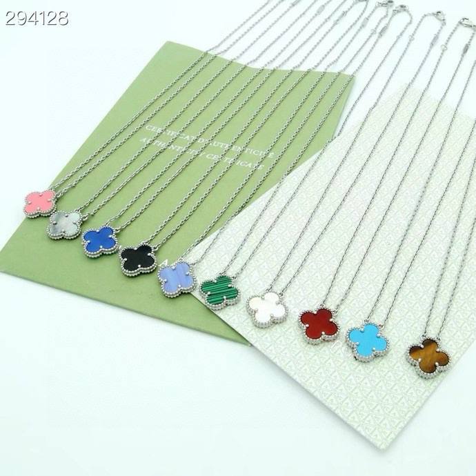 VCA NECKLACE 
55 dhs🪙💚 
With Box And Paper Bag
🎁🎁🎁

Zain89
♥️♥️♥️